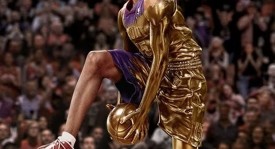 詹姆斯深夜抵达上海机场，球迷热烈欢迎NBA巨星詹姆斯到访